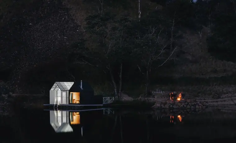 Floating Sauna Lake Derby: the sauna