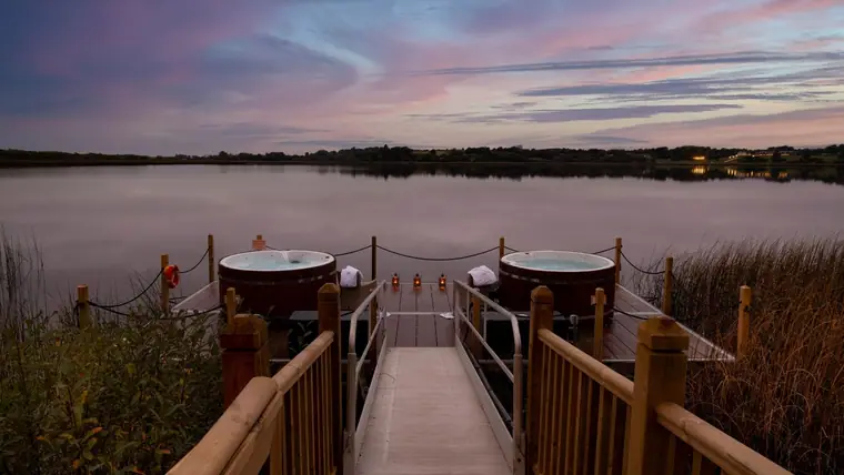 Wineport Lodge (lakeside sauna + floating hot tub): the spa